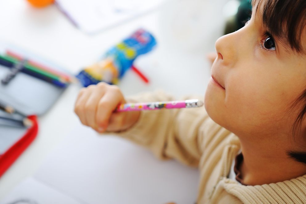 Ein kleines Mädchen mit einem Bleistift